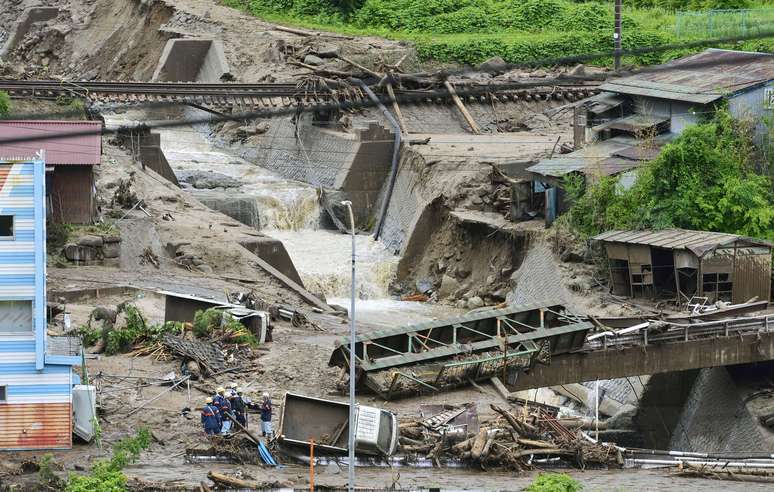 <p>Carros e edifícios ficam destruídos depois de um deslizamento de terra causado por fortes chuvas, devido a tempestade Neoguri, na cidade de Nagiso, em Nagano, no Japão, nesta quinta-feira, 10 de julho</p>