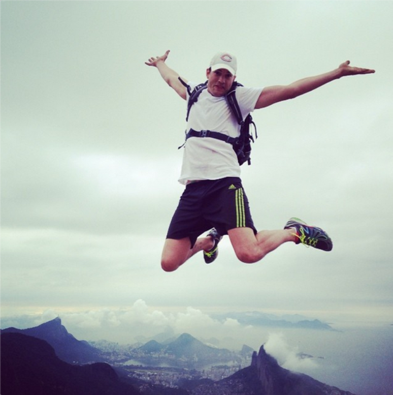 Kutcher "faz graça" no topo da Pedra da Gávea