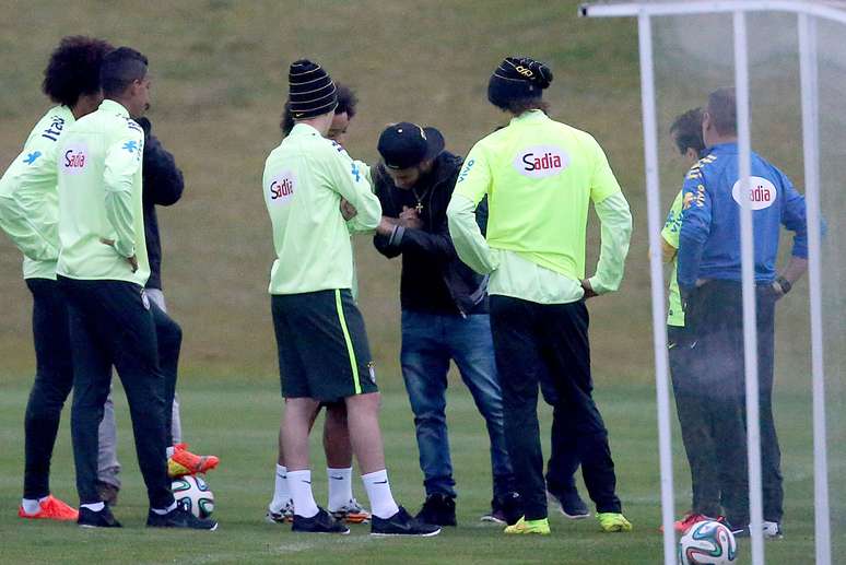 Lesionado, Neymar chega ao treino da Seleção Brasileira, na Granja Comary, nesta quinta-feira, e é recepcionado pelos colegas 