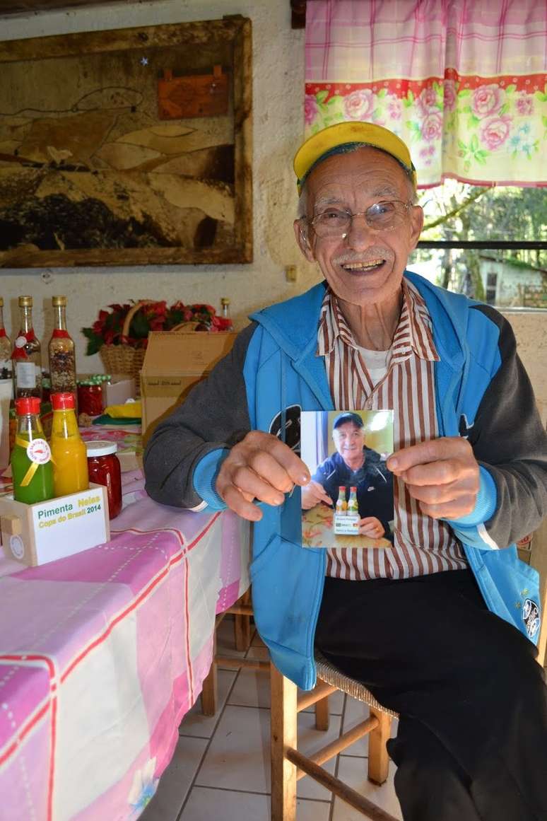 O aposentado Sady Sartori, de 78 anos, fornece as pimentas cultivadas em seu sítio para o técnico da seleção brasileira - que também é seu primo