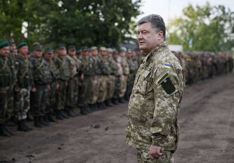 <p>Presidente ucraniano, Petro Poroshenko, conhece os soldados ucranianos, em Slaviansk</p>