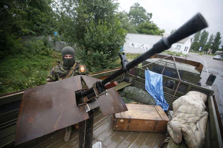 Pró-russos montam guarda na cidade ucraniana de Donetsk