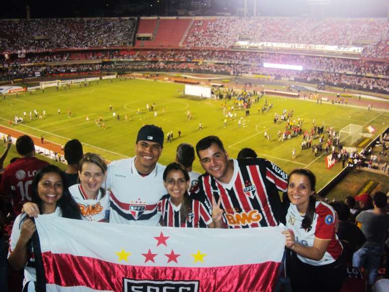 <p>Ao centro, Melissa Carmo curte com os amigos o título do São Paulo, da Copa Sul-Americana, em 2012</p>