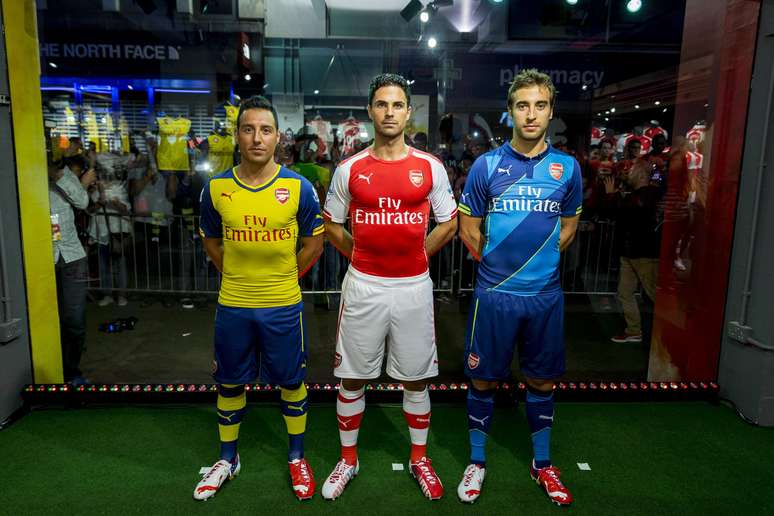 A Puma apresentou, nesta quinta-feira, os novos uniformes do Arsenal para a temporada 2014/2015. Os kits de Home, Away e Cup do clube inglês foram exibidos em uma projeção na água de 20 metros de altura no rio Tâmisa, em Londres, na Inglaterra, com o London Eye de fundo. O responsável pela apresentação foi Arsène Wenger, técnico do Arsenal