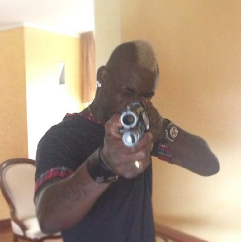 Após polêmica, Balotelli apagou a foto, mas imagem circula nas redes sociais