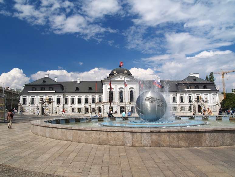 Palácio Grassalkovich - O prédio em estilo rococó foi construído em 1760 como palácio de verão para o conde Anton Grassalkovich. A suntuosa residência conta com um parque que originalmente era o jardim do palácio. Hoje funciona como moradia oficial do presidente da Eslováquia