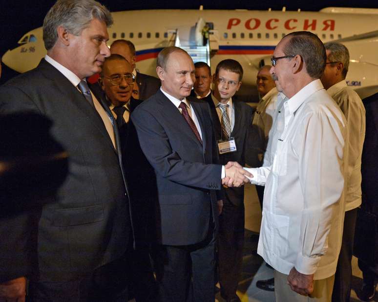 <p>Presidente russo, Vladimir Putin, &eacute; saudado por um representante de Cuba na sua&nbsp;chegada ao aeroporto internacional Jos&eacute; Marti, em Havana, Cuba,&nbsp;nesta sexta-feira, 11 de julho</p>