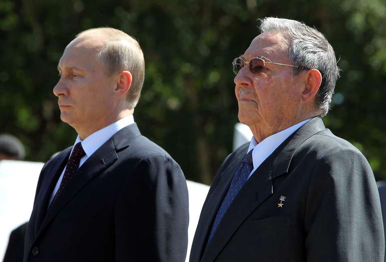 <p>Putin tamb&eacute;m se encontrou com&nbsp;Ra&uacute;l Castro. Os dois participaram de uma cerim&ocirc;nia em homenagem a soldados sovi&eacute;ticos em Havana</p>