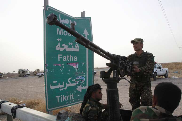 <p>Na imagem, vários membros das forças de segurança curdas participam de uma exibição das armas em Kirkuk</p>