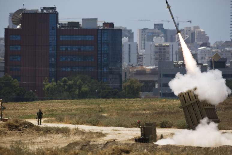 <p>Um lançador de Iron Dome dispara um foguete interceptador na cidade israelense de Ashdod, em 11 de julho</p>