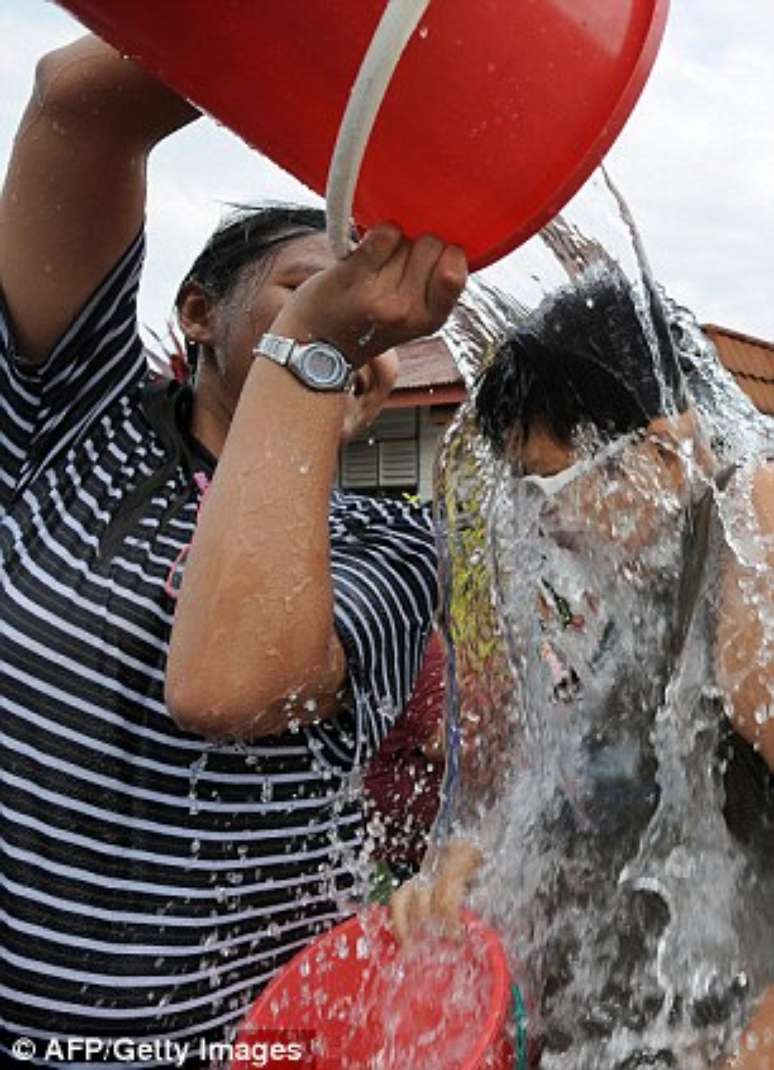 <p>'Desafio do gelo' é repetido pelo mundo inteiro depois que se tornou viral. No entanto, bebidas alcoólicas não devem ser incluídas na brincadeira</p>