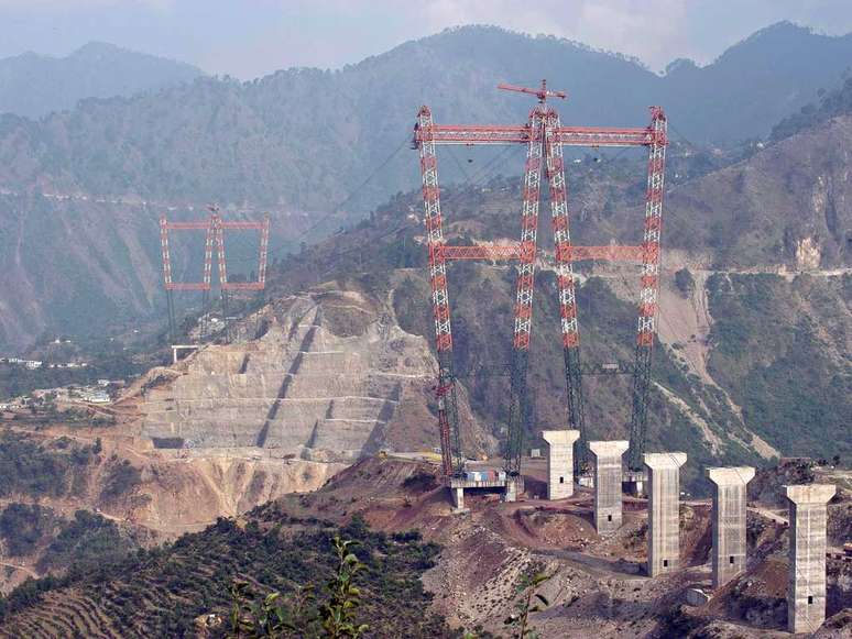 Ponte que vai sustentar a linha ferroviária mais alta do mundo em construção, na Índia, na região do Himalaia