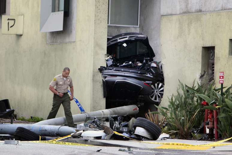 No acidente, o Model S se partiu em dois e a traseira foi parar no muro de uma sinagoga