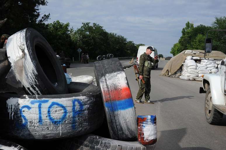 <p>Militantes pr&oacute;-russos guardam um posto de controle, na estrada entre Lugansk e Donetsk, no leste da Ucr&acirc;nia, em 9 de julho</p>