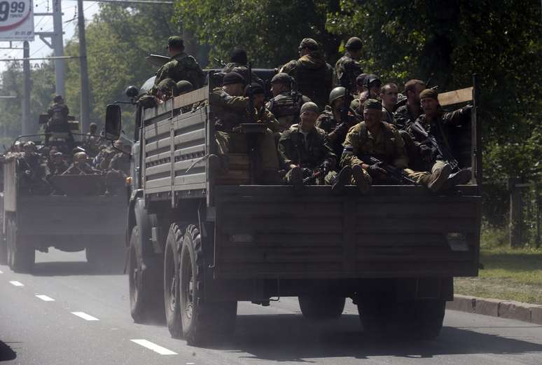 <p>Combatentes&nbsp;pr&oacute;-russos do chamado batalh&atilde;o Vostok&nbsp;viajam em caminh&otilde;es na cidade ucraniana de Donetsk, em 10 de julho</p>