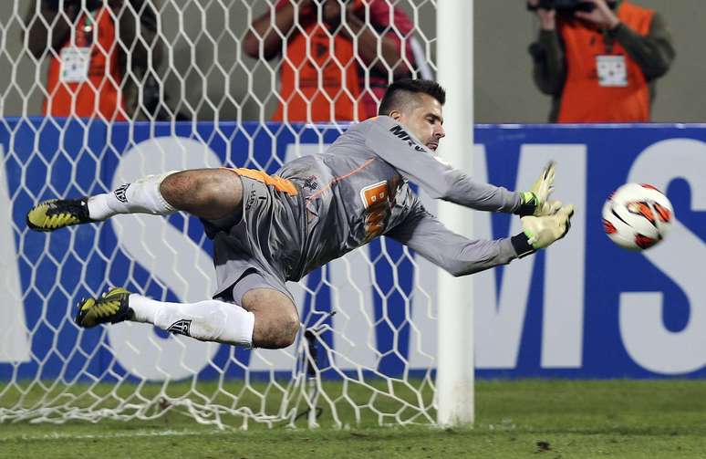 Victor pega o p&ecirc;nalti decisivo da semifinal Libertadores 2013. A bola foi chutada por Maxi Rodr&iacute;guez