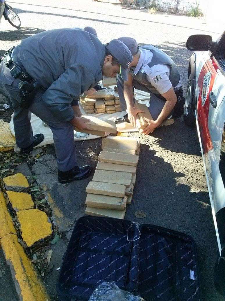 Droga estava escondida embaixo de uma cama de solteiro