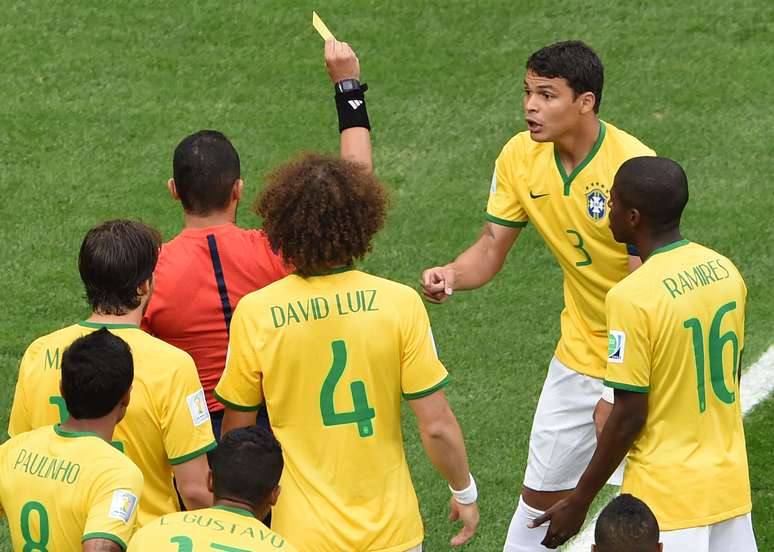 Capitão Thiago Silva recebe cartão amarelo após entrada em Robben