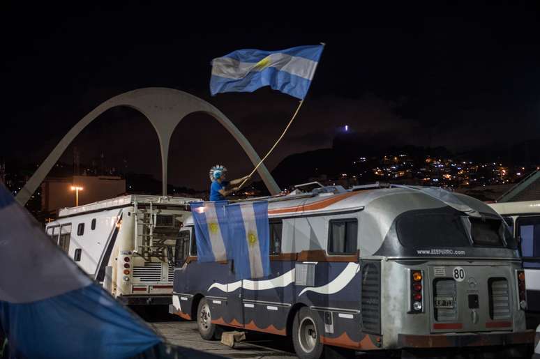 Os argentinos, que estão no Rio de Janeiro para a grande final contra a Alemanha, transformaram a Marquês de Sapucaí em "casa" durante esta Copa do Mundo. Com direito a "decoração" azul e branca e tango, os turistas aguardam o jogo de domingo, no Estádio do Maracanã