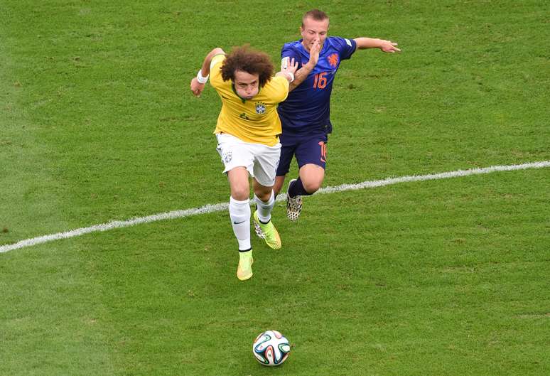 <p>Com arrancadas para o ataque e lan&ccedil;amentos constantes, David Luiz tomou &quot;bronca&quot; do capit&atilde;o Thiago Silva</p>