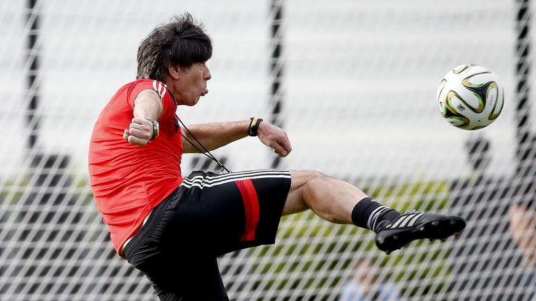 <p>Treinador Joachim Löw mostrou falta de habilidade durante brincadeira com Schweinsteiger em treino da Alemanha</p>