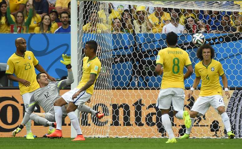 Jogadores brasileiros ficam sem reação após ataque da Holanda que resultou no segundo gol contra o Brasil