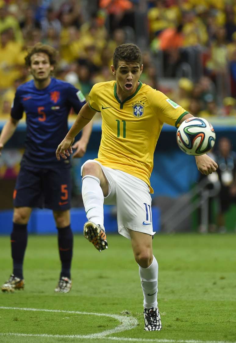Oscar escapa de falta e tenta fazer ataque para o Brasil