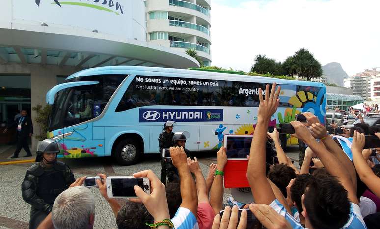 <p>A sele&ccedil;&atilde;o argentina chegou ao hotel em que ficar&aacute; hospedada no Rio de Janeiro e foi recebida por torcedores. A equipe do t&eacute;cnico Alejandro Sabella enfrenta a Alemanha neste domingo, no Est&aacute;dio do Maracan&atilde;, pela final da Copa do Mundo de 2014</p>