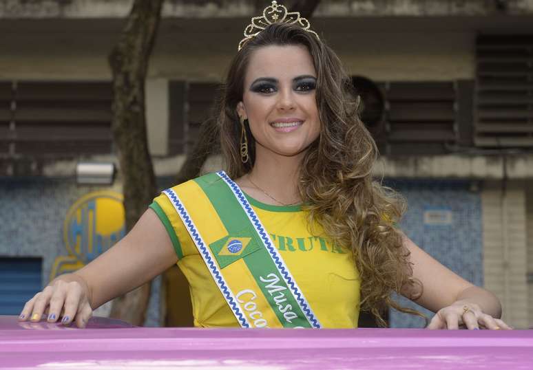  O jogo Brasil x Holanda contou com pouca animação no bairro de Santa Cecília, em São Paulo, com bares vazios. No entanto, teve direito à musa da torcida do bairro, Leidi Anttunes, que se vestiu de verde e amarelo em apoio à Seleção. De dentro de uma limousine cor-de-rosa, ela posou para as fotos. A Seleção Brasileira briga pelo terceiro lugar na Copa do Mundo, em jogo que acontece no Estádio Mané Garrincha, em Brasília