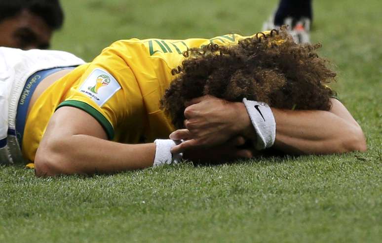 David Luiz fica no chão depois de perder chance de gol 
