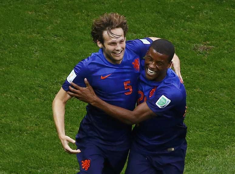 Jogador Daley Blind comemora com Georginio Wijnaldum ao marcar o segundo gol da HOlanda