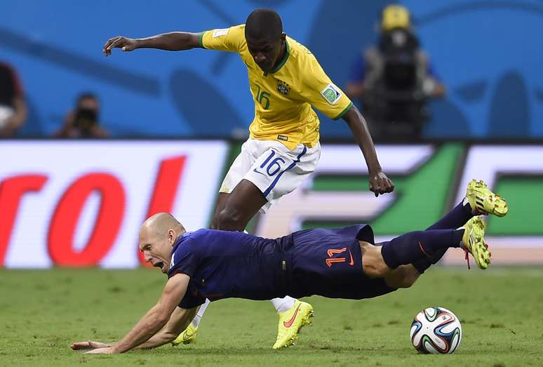 Ramires comete falta contra Arjen Robben