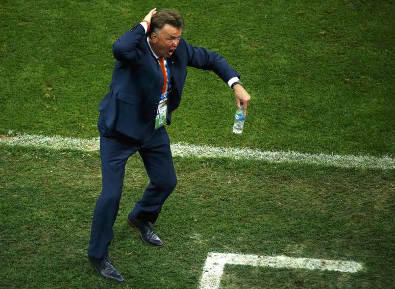 Técnico Louis van Gaal comemora a vitória da Holanda contra o Brasil