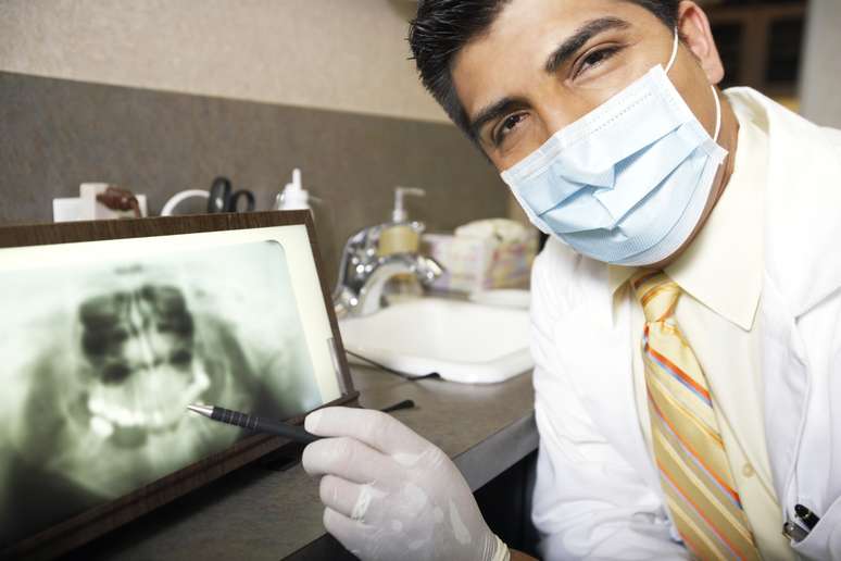 <p>La enfermedad periodontal comienza con las bacterias presentes en la boca que se acumulan alrededor de los dientes</p>
