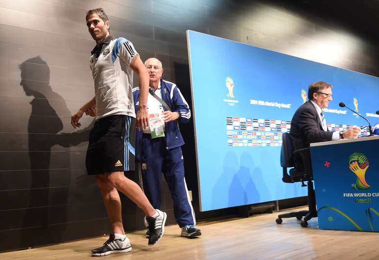 Basanta, o assessor Andrés Ventura, da AFA, e o oficial da Fifa para a entrevista