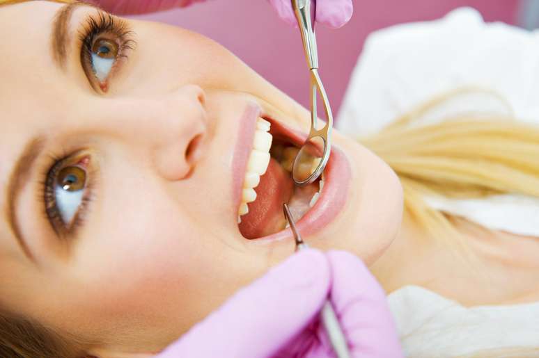 <p>Mantener las visitas regulares al dentista también es fundamental para la salud bucal</p>