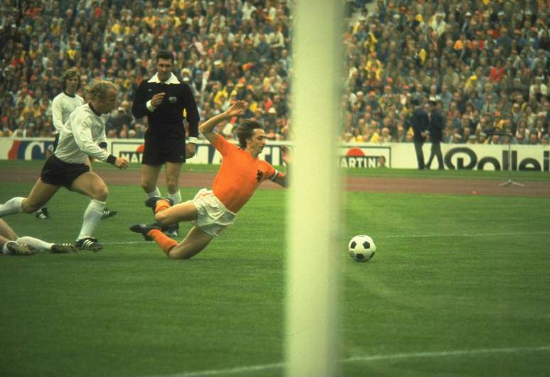Cruyff sofre pênalti na final de 1974: o grande time holandês parou em dois vices para os donos da casa