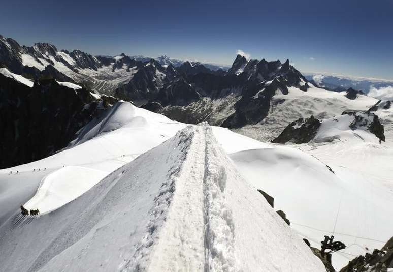 <p>O Mont-Blanc, localizado na França e na Itália, tem 4,8 mil metros de altitude, e é o pico mais alto da Europa Ocidental</p>