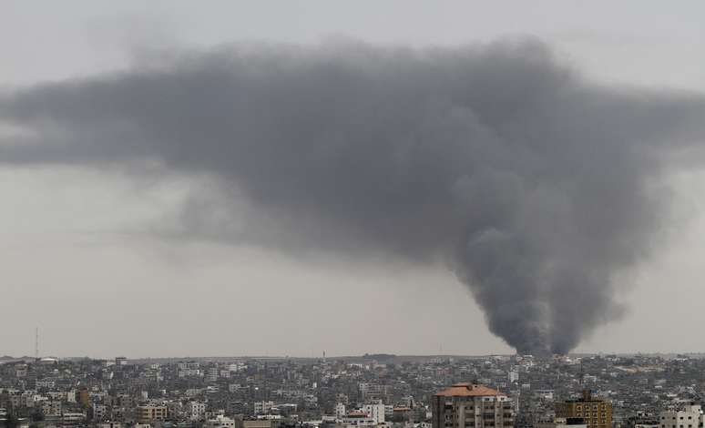 <p>Bombardeio israelense deixa o céu cheio de fumaça, na área industrial do leste de Gaza</p>