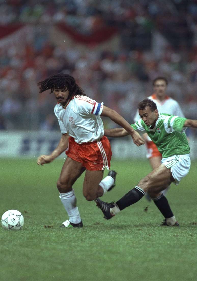 Gullit no empate com o Egito em 1990: craque jogou a Copa prejudicado por lesões