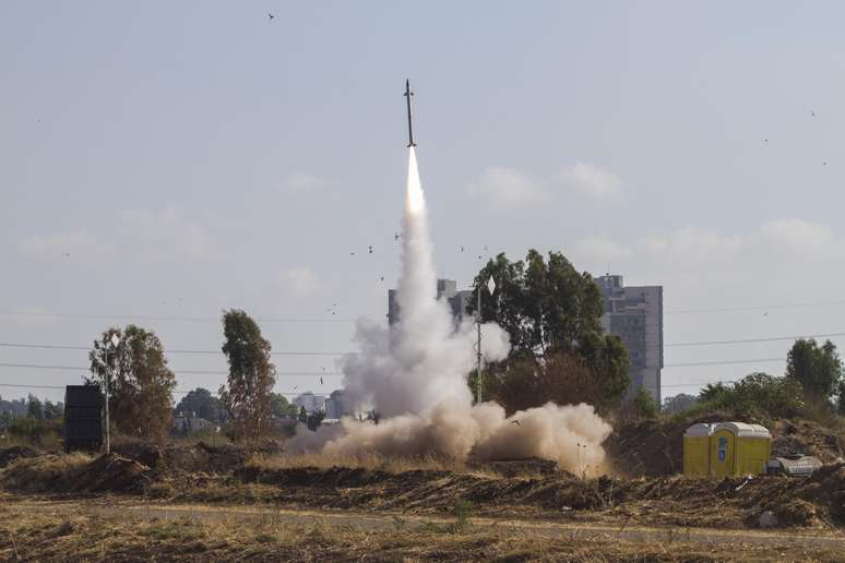 <p>O sistema de defesa a&eacute;reo&nbsp;para interceptar foguetes da Faixa de Gaza Iron Dome&nbsp;&eacute; acionado&nbsp;em Tel Aviv</p><p>&nbsp;</p>