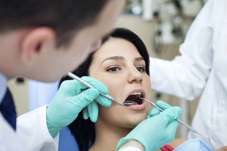 <p>Al consultar a su dentista, puede discutir los próximos pasos necesarios para reducir la erosión dental</p>