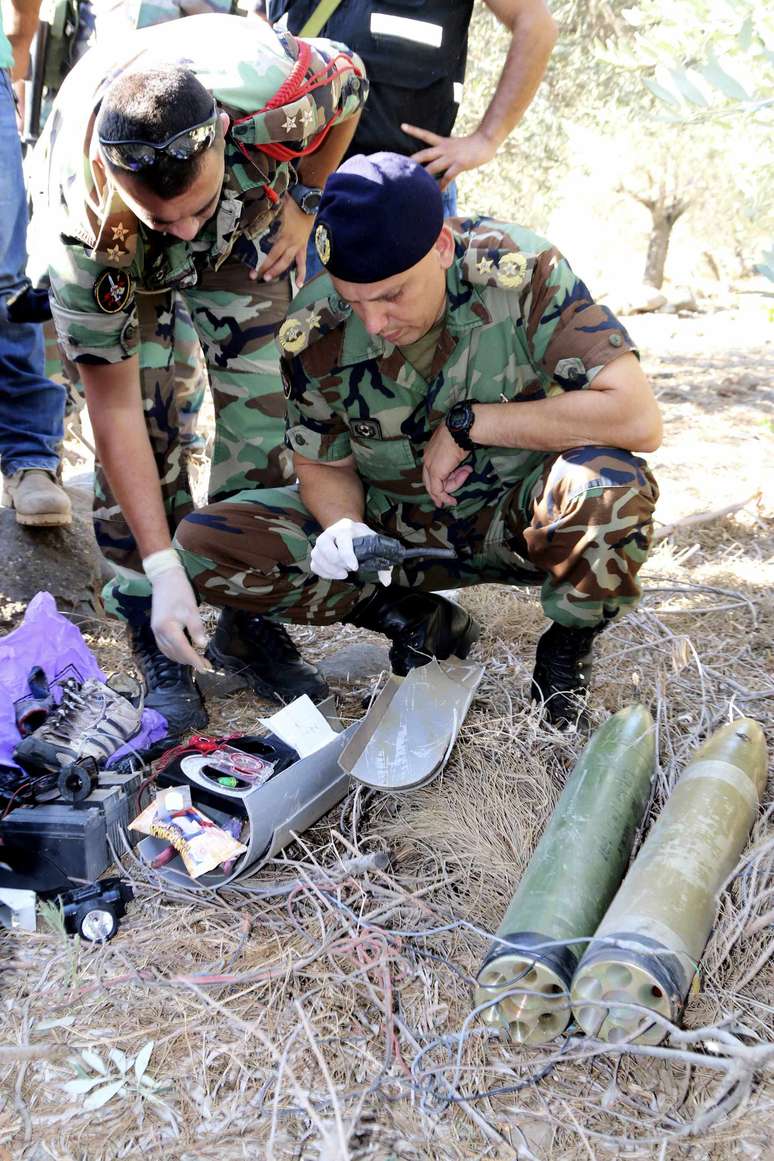 <p>Mais cedo, soldados libaneses inspecionaram restos de um proj&eacute;til que teria sido lan&ccedil;ado contra Israel</p>