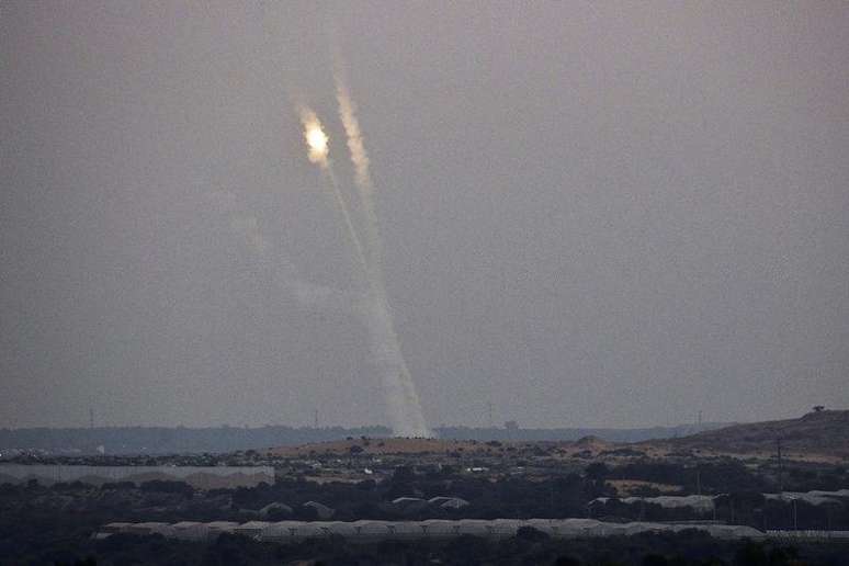 Foguetes são lançados do norte da Faixa de Gaza em direção a Israel, nesta sexta-feira. 11/07/2014