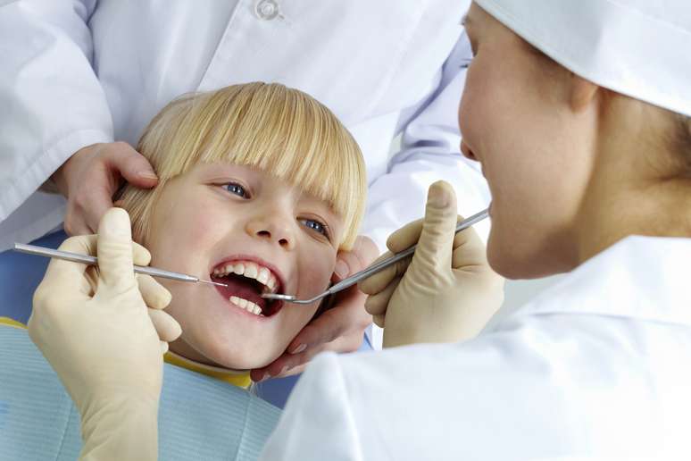 <p>En la primera visita, el dentista realizará una historia clínica completa.</p>