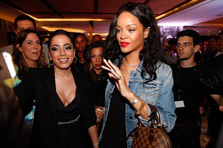 Anitta tira selfie com Rihanna em hotel do Rio de Janeiro