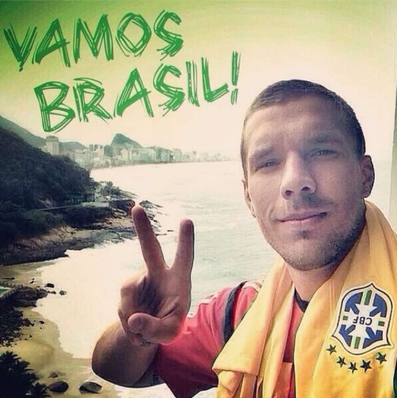 Podolski postou foto em seu perfil no Instagram com a camisa do Brasil no pescoço