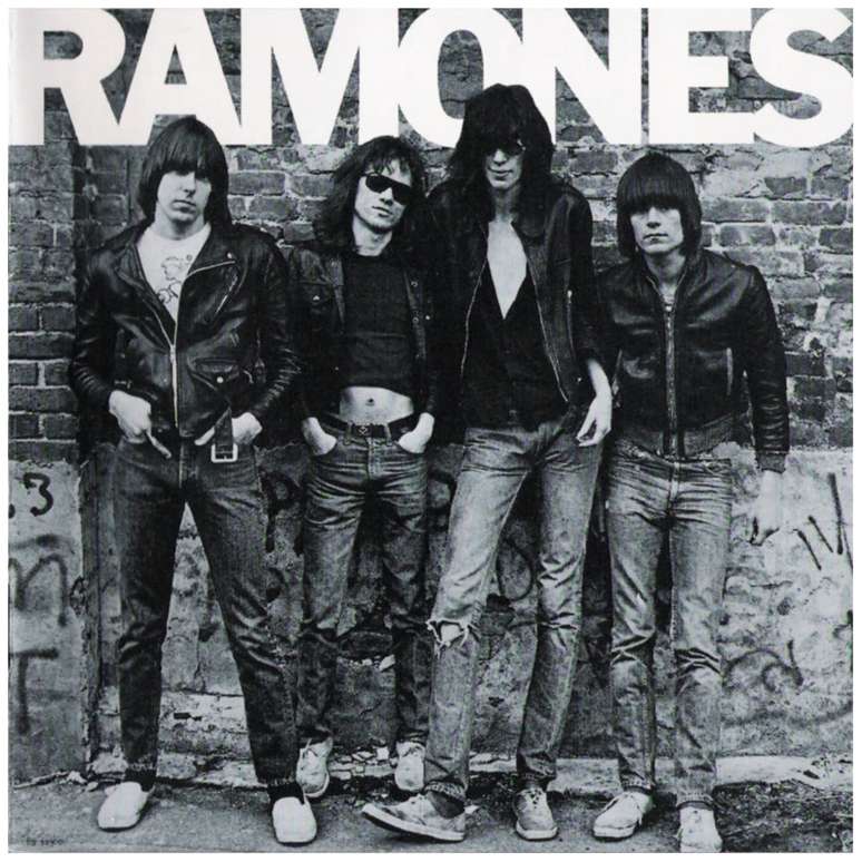 Tommy aparece na capa do primeiro disco da banda: 'Ramones', de 1976; o baterista, o segundo da esquerda para a direita, está na ponta dos pés