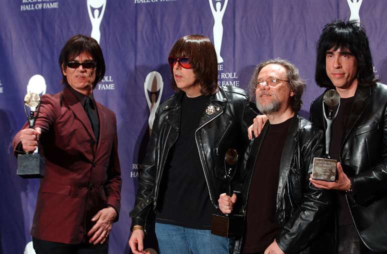 <p>Dee Dee, Johnny, Tommy e Marky Ramone posam durante cerimônia que marcou a entrada da banda no Hall da Fama do Rock and Roll, em março de 2002</p>
