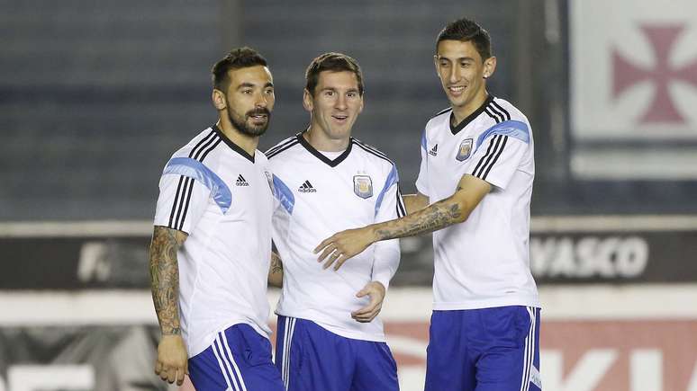 <p>Na v&eacute;spera da final da Copa do Mundo contra a Alemanha, a sele&ccedil;&atilde;o da Argentina realizou&nbsp;treino no Est&aacute;dio S&atilde;o Janu&aacute;rio, no Rio de Janeiro. Na foto, Lavezzi, Messi e Di Mar&iacute;a, que deu ind&iacute;cios de que jogar&aacute; a final, neste domingo, &agrave;s 16h, no Est&aacute;dio do Maracan&atilde;.</p>